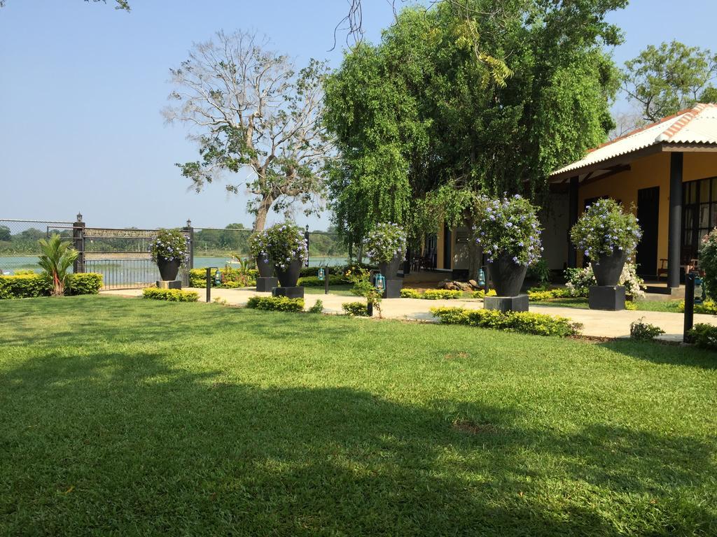 Flower Garden Lake Resort Tissamaharama Bagian luar foto