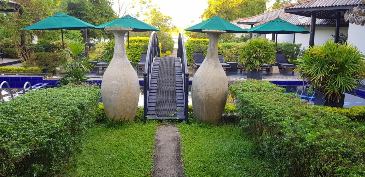 Flower Garden Lake Resort Tissamaharama Bagian luar foto