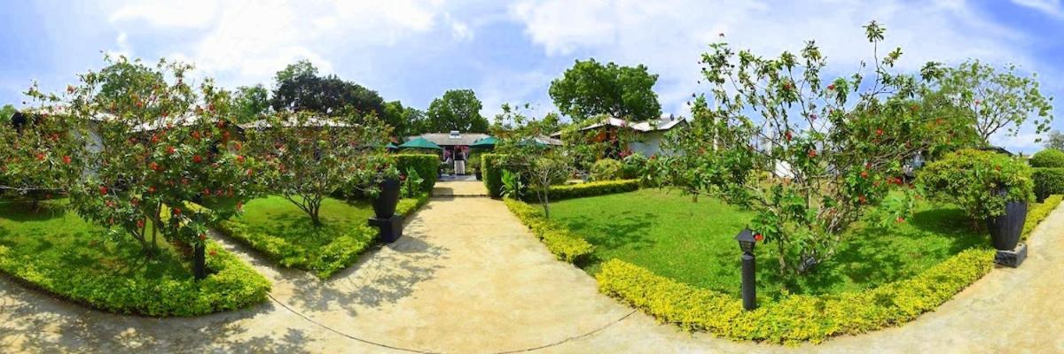 Flower Garden Lake Resort Tissamaharama Bagian luar foto