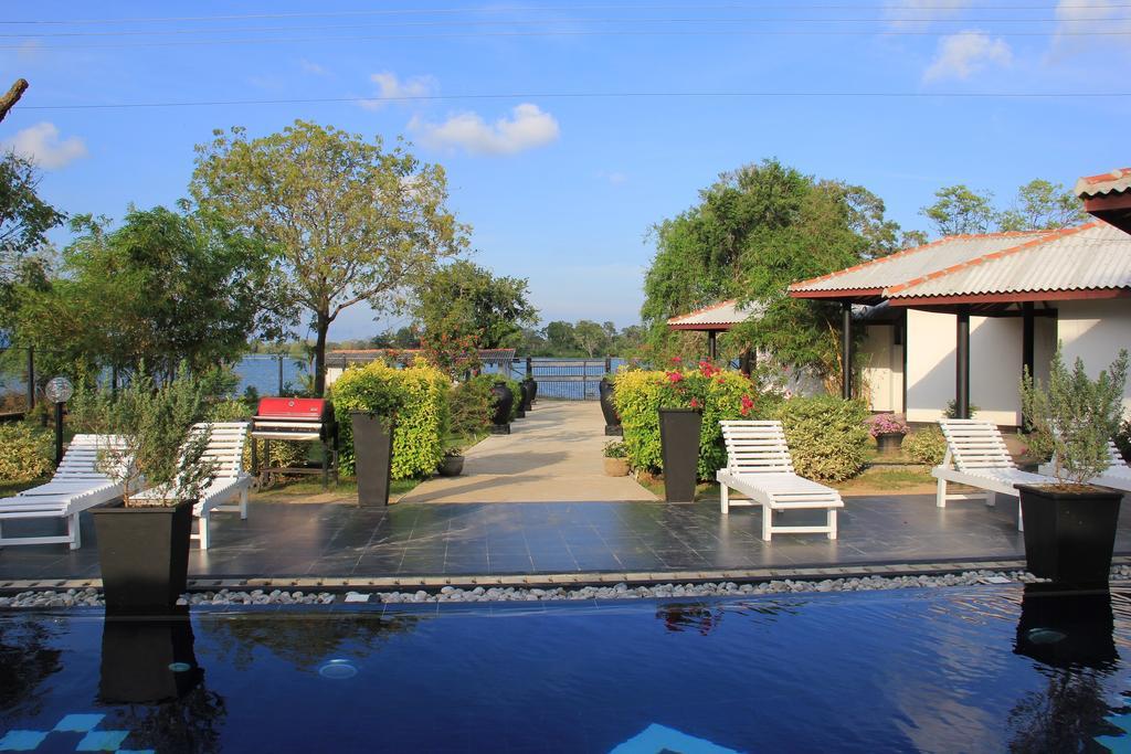 Flower Garden Lake Resort Tissamaharama Bagian luar foto