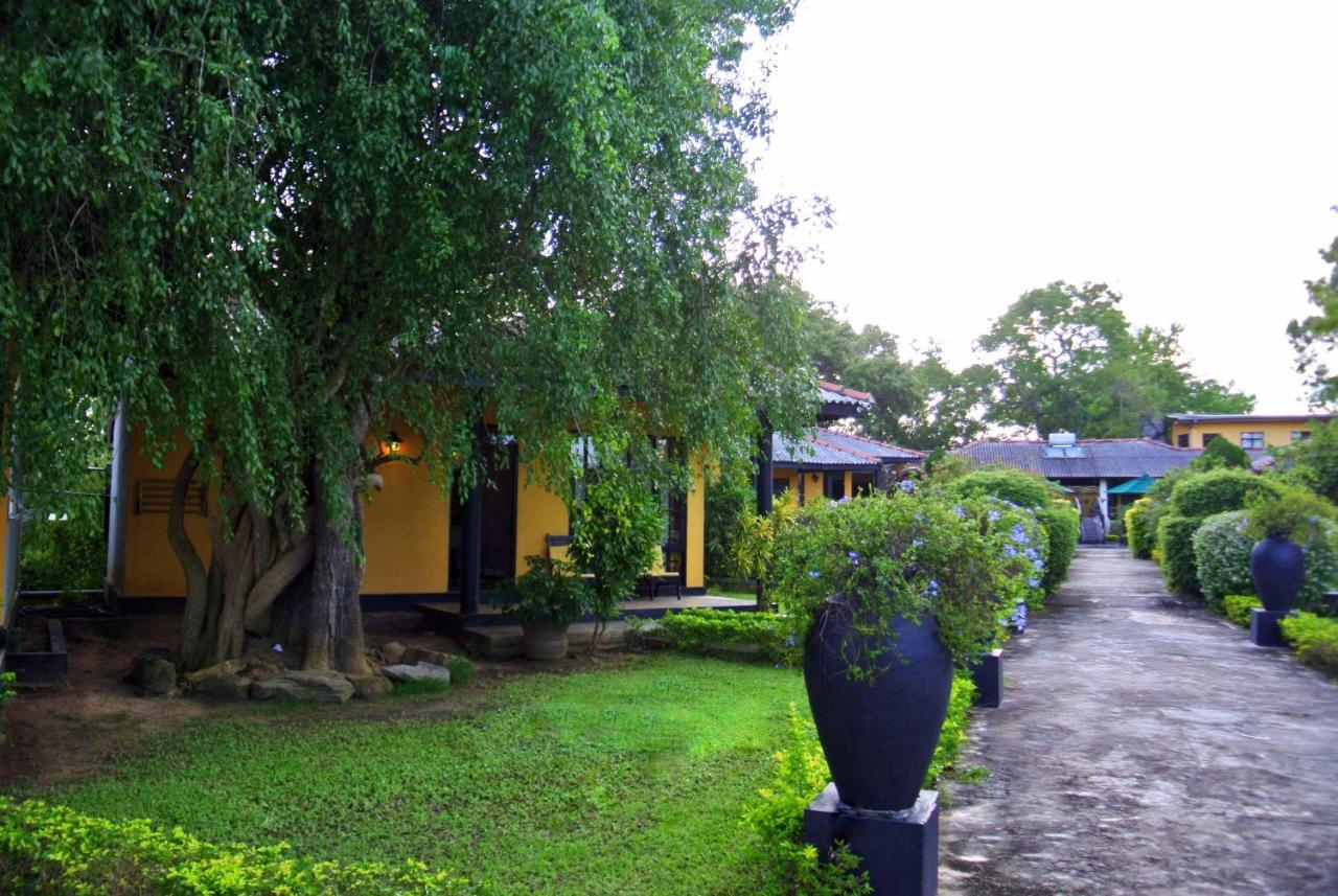 Flower Garden Lake Resort Tissamaharama Bagian luar foto