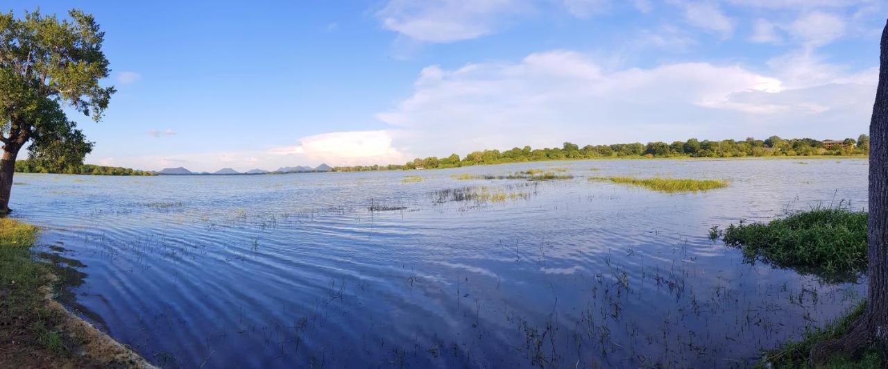 Flower Garden Lake Resort Tissamaharama Bagian luar foto