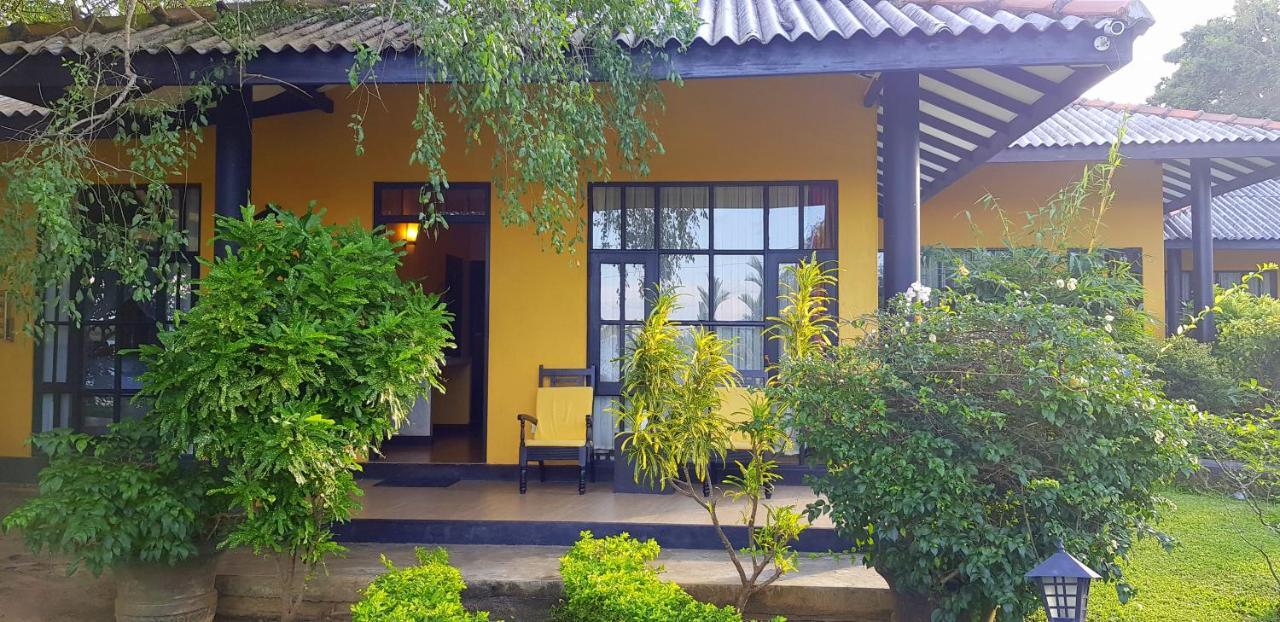 Flower Garden Lake Resort Tissamaharama Bagian luar foto