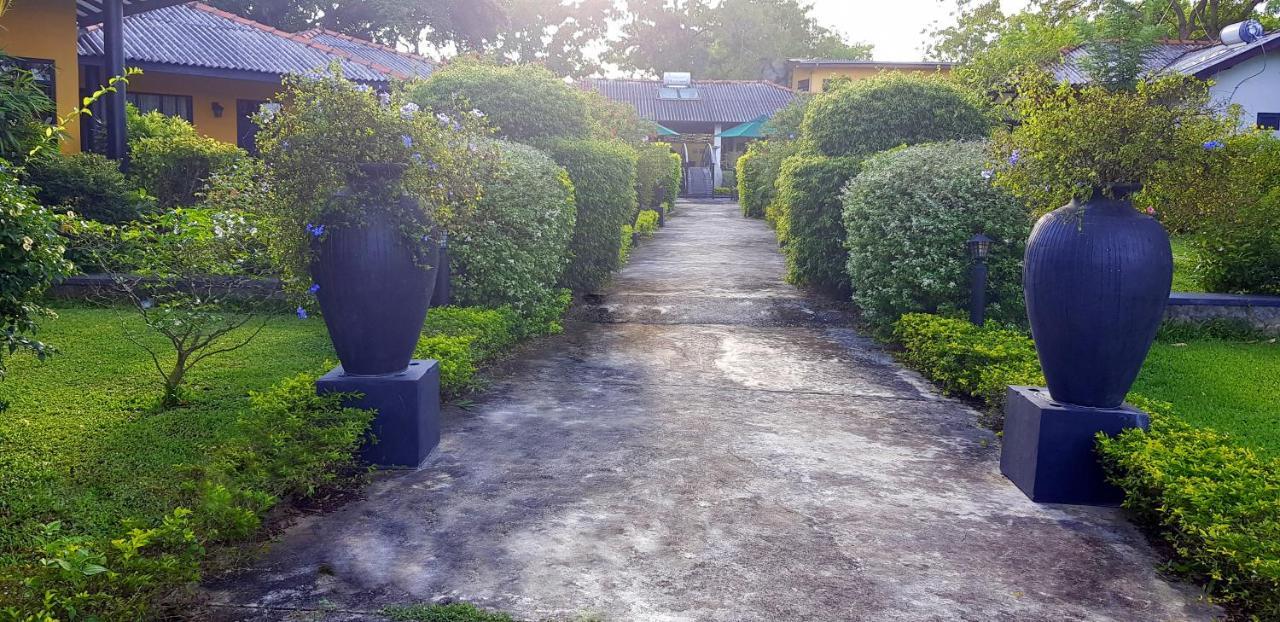 Flower Garden Lake Resort Tissamaharama Bagian luar foto